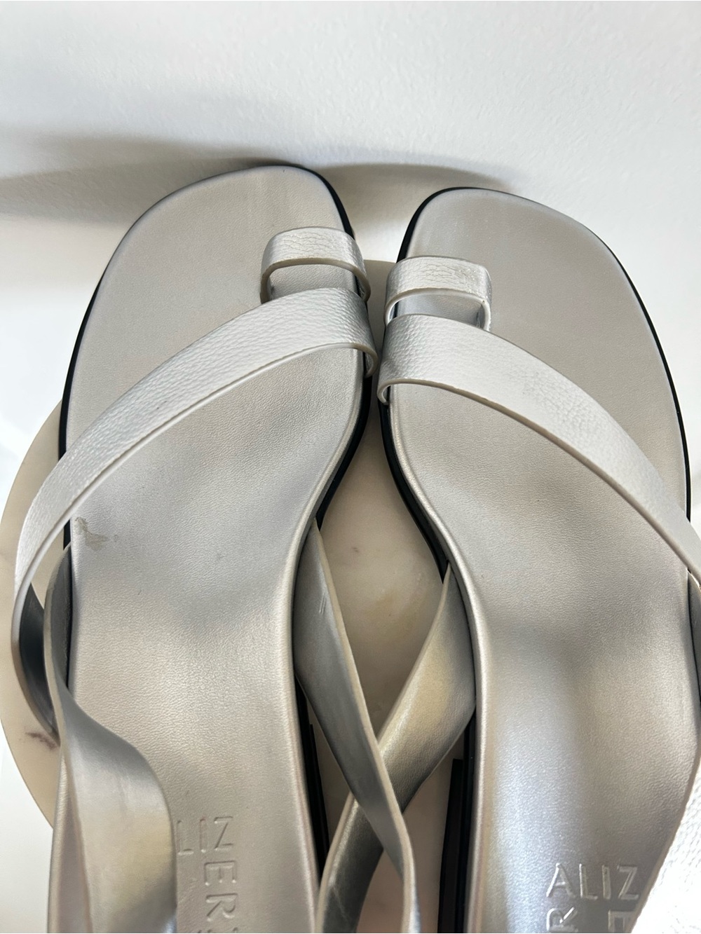Naturalizer Birch Silver Metallic Leather Toe Loop Sandals Size 9 Comfort Flat - Picture 7 of 10
